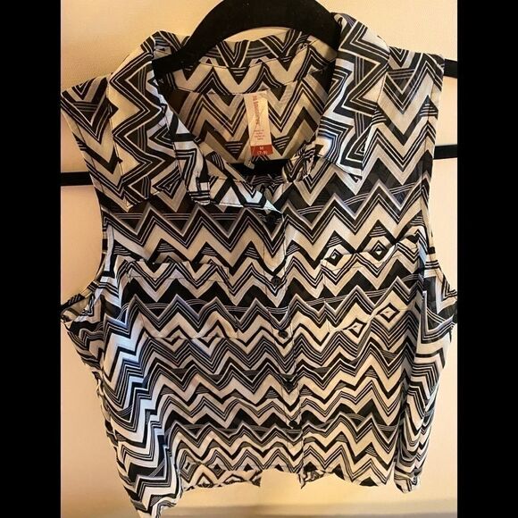 Womenâs No Boundaries Top SleevelessâButtonâDownâM - Picture 1 of 11